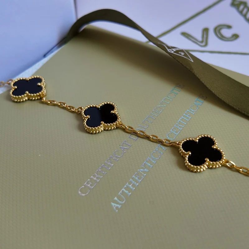 Pulsera Trébol Cinco Motivos Ónix Tono Oro Amarillo con Kit de Regalo