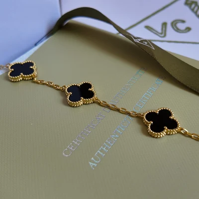 Pulsera Trébol Cinco Motivos Ónix Tono Oro Amarillo con Kit de Regalo