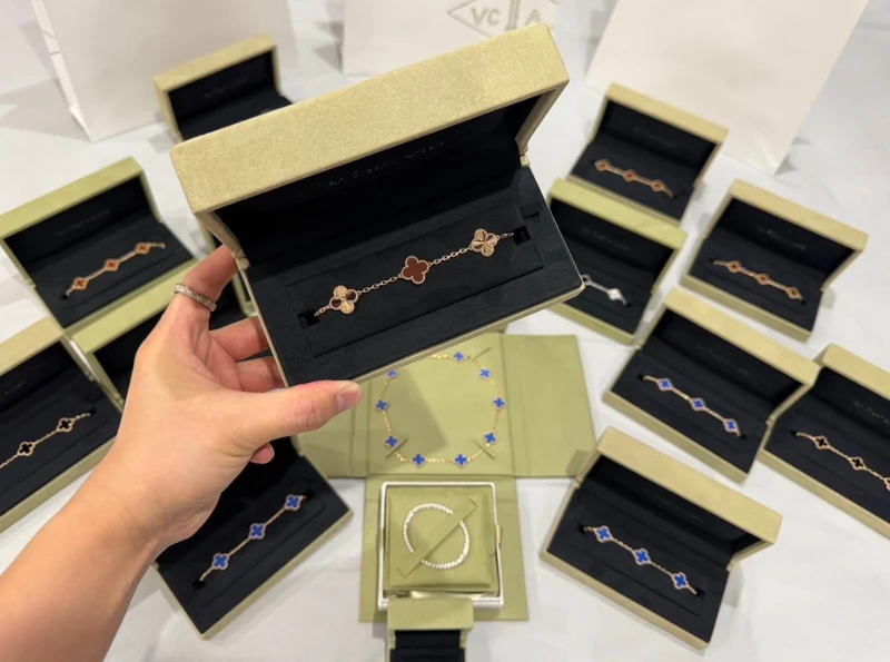 Pulsera Trébol Cinco Motivos con Minerales a Elegir y Kit de Regalo