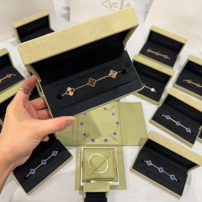 Pulsera Trébol Cinco Motivos con Minerales a Elegir y Kit de Regalo