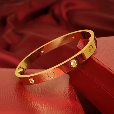 Brazalete de Tornillos con Piedras Tono Oro Amarillo