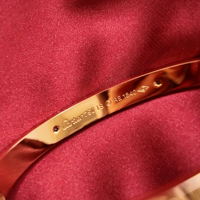 Brazalete de Tornillos con Piedras Tono Oro Amarillo