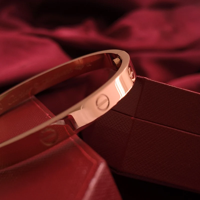 Brazalete de Tornillos Tono Oro Rosa con Kit de Regalo