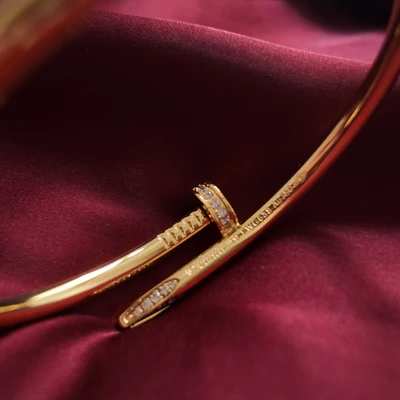 Brazalete Clavo con Piedras Tono Oro Amarillo con Kit de Regalo