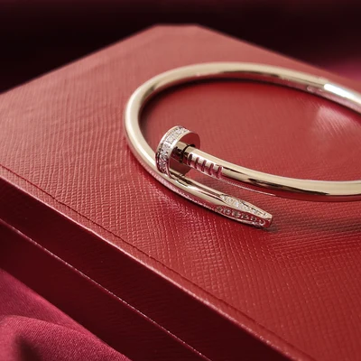 Brazalete Clavo con Piedras Tono Oro Blanco con Kit de Regalo