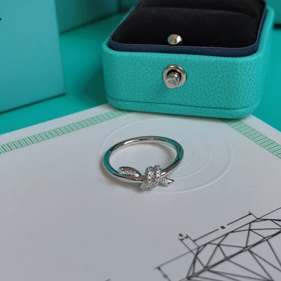 Anillo Nudo con Piedras en Plata 925