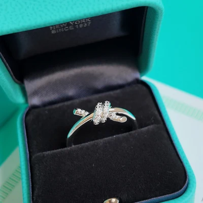 Anillo Nudo con Piedras en Plata 925