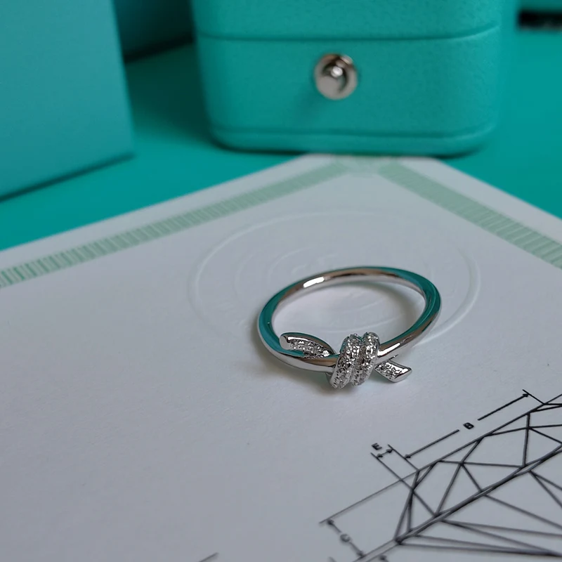 Anillo Nudo con Piedras en Plata 925