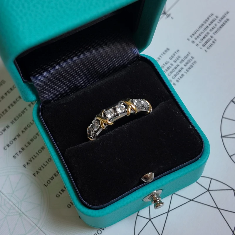 Anillo Punto Cruzado con Piedras en Plata 925 y Tono Oro